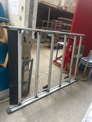 une chaise bleue posée à côté d'une balustrade métallique