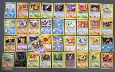 Les cartes Pokémon sont disposées sur la table, prêtes à être jouées.