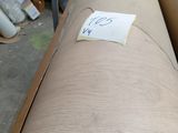 un rouleau de papier posé sur une table
