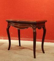 Table à jeux en acajou et placage d'acajou.