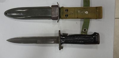 trois types de couteaux exposés sur une table