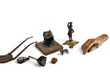 un grand nombre d'objets posés sur une surface blanche