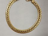 un bracelet en or muni d'un fermoir et d'une étiquette de prix