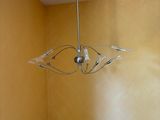 un lustre suspendu au plafond d'une pièce