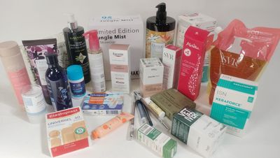 de nombreux types de produits de soins de la peau sur la table