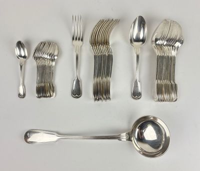 beaucoup de cuillères en argent et de cuillères sur la table