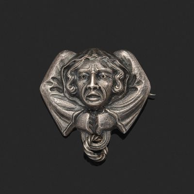 un gros plan d'un objet métallique avec un visage dessus
