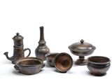 cinq types différents de théières et de tasses sur la table