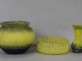 trois vases et un bol posés les uns à côté des autres