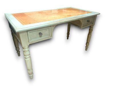 Bureau plat en bois peint mouluré ouvrant par deux tiroirs p…