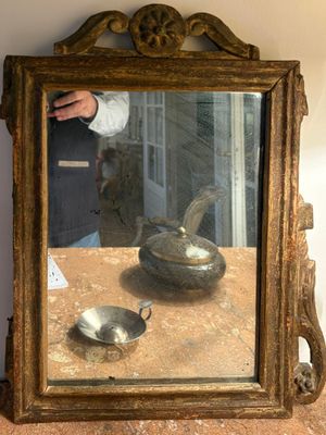 un miroir dans lequel on voit l'image d'un oiseau