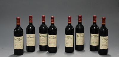 six bouteilles de vin sont alignées sur une table