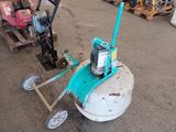 une petite machine posée sur le sol