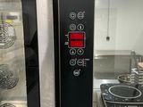 une photo d'un four professionnel muni d'une porte vitrée
