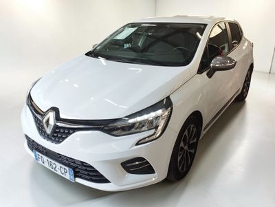La voiture blanche est garée dans la pièce blanche.
