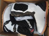 une boîte contenant une paire de chaussures