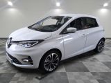 la photo d'une voiture blanche garée dans un garage