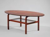 une table basse ovale avec une étagère en verre en dessous