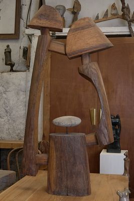 une table en bois sur laquelle est posée une lampe