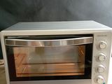 une photo d'un four grille-pain posé sur une table