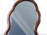 une table en bois sur laquelle se trouve un miroir