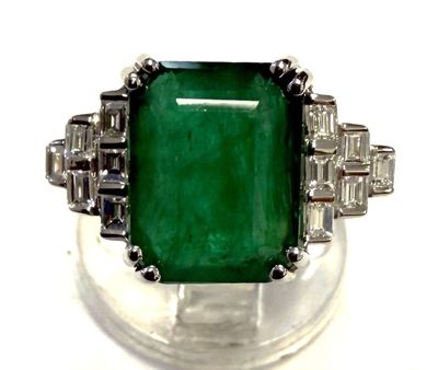 Bague de style Art Déco en or blanc 750°/.(18K) ornée d'une …