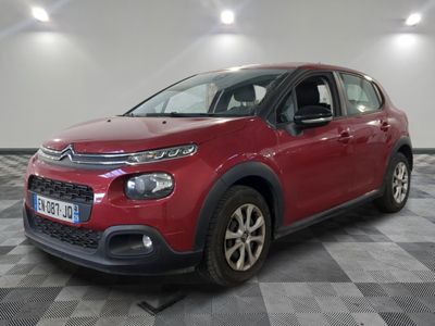 la citrole rouge est garee sur un carrelage en damier