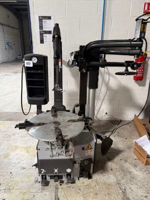 a machine that is sitting on the floor in a garage
