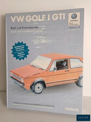 Une Volkswagen Golf GTI orange est posée sur une table