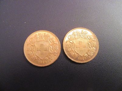 deux pièces d'or ornées d'une croix, posées sur une table
