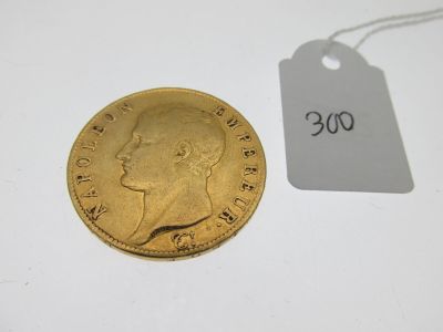 gros plan d'une pièce d'or portant une étiquette de prix