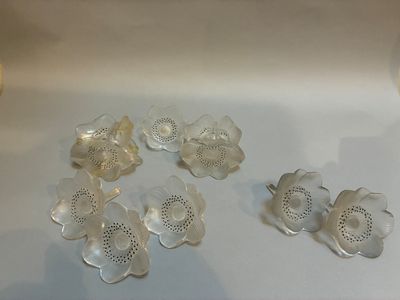 cinq fleurs en plastique posées sur une table
