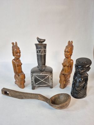 AFRIQUE Trois statuettes en bois sculpté, une cuillère et un…