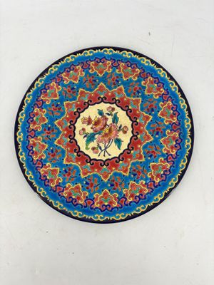 une assiette colorée ornée de fleurs sur un fond blanc