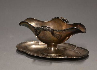 une assiette en argent sur laquelle repose une soucoupe en argent