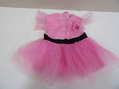 une robe rose ornée d'un nœud noir