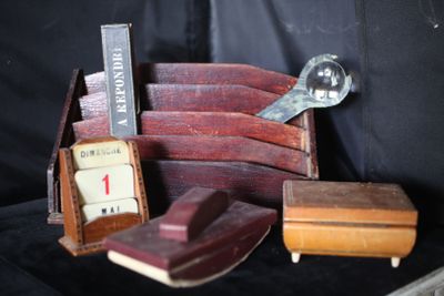 une valise contenant tout un tas de livres et une loupe
