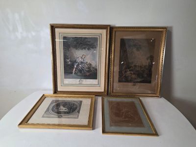 trois photos encadrées posées sur une table recouverte d'une nappe blanche