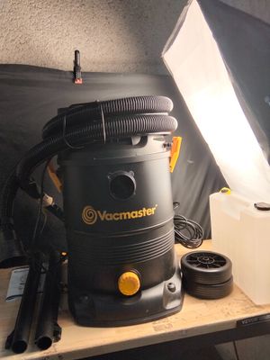 un aspirateur posé sur une table