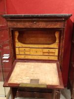 Secrétaire vertical en placage d'acajou ; dessus en marbre d… (photo 2)