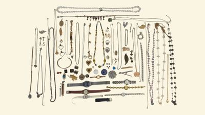 de nombreux types de colliers et de bracelets accrochés à un mur