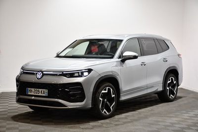 Le nouveau SUV Volkswagen Atlas est garé dans un showroom.
