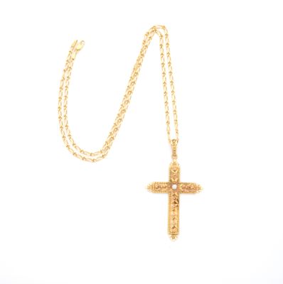 un pendentif en forme de croix en or avec une chaîne, sur fond blanc