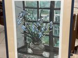 tableau représentant des fleurs bleues dans un vase devant une fenêtre