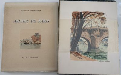 un livre ouvert posé sur une table blanche près d'un arbre