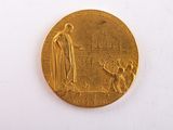 une image représentant une médaille d'or sur laquelle figure la Vierge à l'Enfant