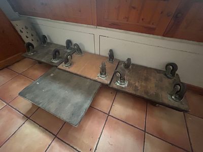 quatre skateboards posés par terre dans une pièce