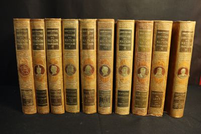 six vieux livres sont alignés sur un fond noir