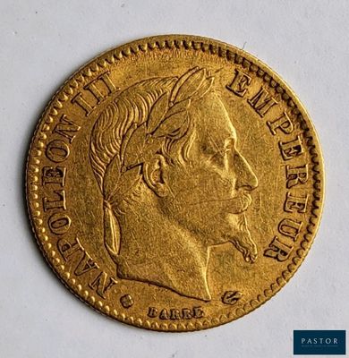 gros plan d'une pièce d'or sur une surface blanche