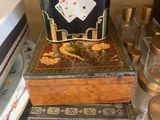 une table en verre sur laquelle se trouve une boîte contenant des cartes